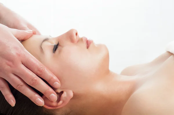 Smukke unge kvinder får et ansigt massage - Stock-foto