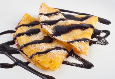 izole üzerine beyaz çikolata ve pudra şekeri ile Pancakes