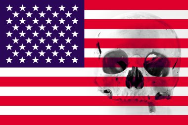 insan kafatası arka planda Amerikan bayrağı