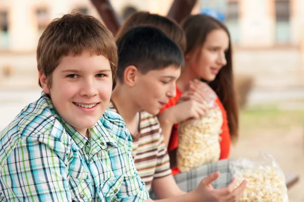 Gordito adolescente tener divertido con su amigos al aire libre — Foto de Stock