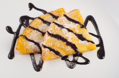 izole üzerine beyaz çikolata ve pudra şekeri ile Pancakes