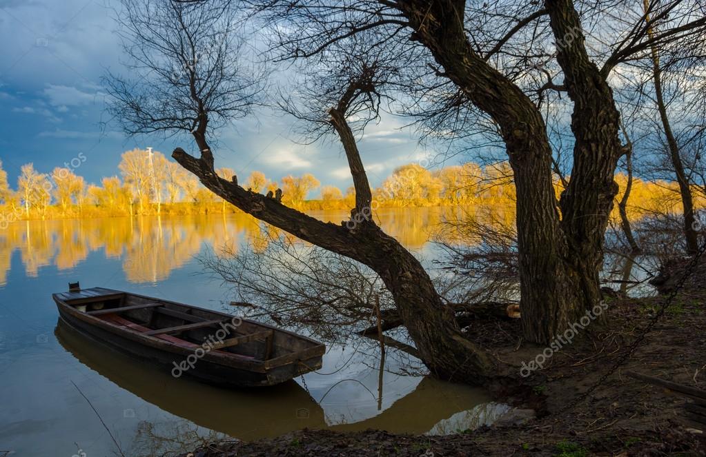 Résultat de recherche d'images pour "bateau en bois au bord d'une riviere"