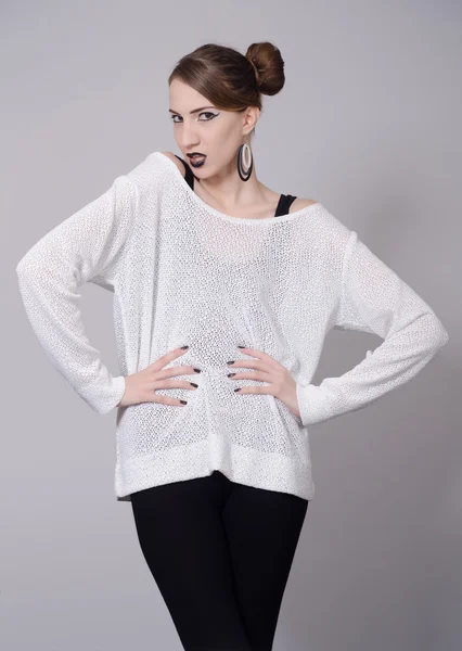 Ελκυστική μόδα μοντέλο που θέτουν σε πουλόβερ και καλσόν — Φωτογραφία Αρχείου