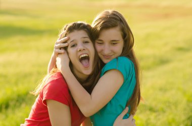 Gençler eğleniyor doğada güneşli bir bahar gününde