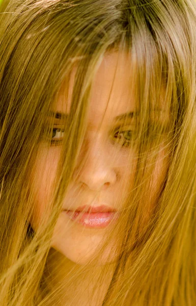 长长的棕色头发的漂亮伤心女孩的肖像 — 图库照片