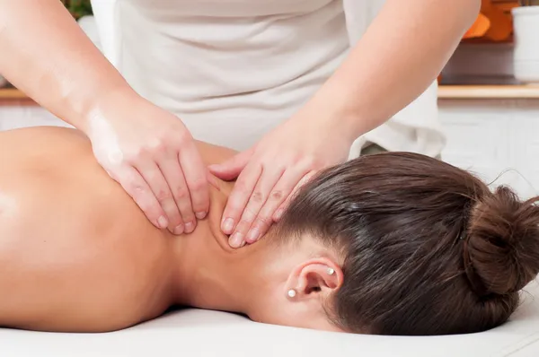 Ung kvinna får massage i massagesalong — Stockfoto