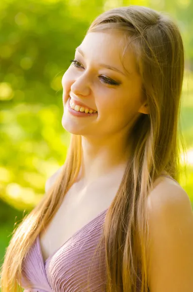Portrait of the beautiful smiling girl in the nature — Stock Photo, Image