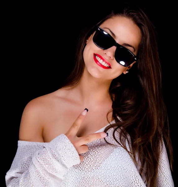 Smiling girl with sunglasses showing peace sign — Stock Photo, Image