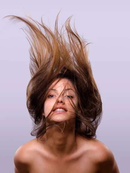Wildes Mädchen wirft ihre Haare — Stockfoto