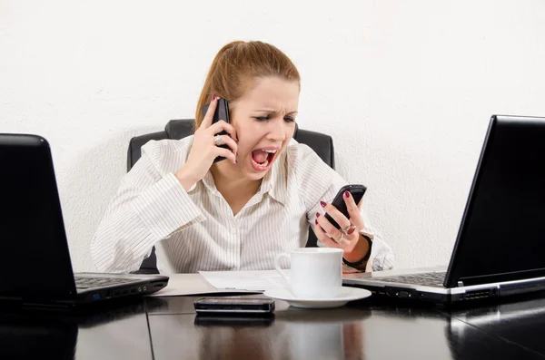 Mujer de negocios gritando en frustración — Foto de Stock