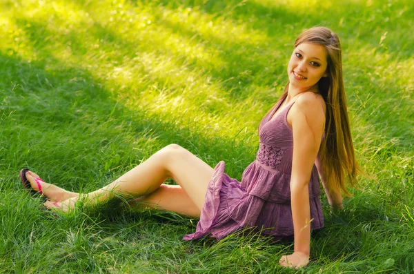 牧草地の上に座って美しい少女 — ストック写真