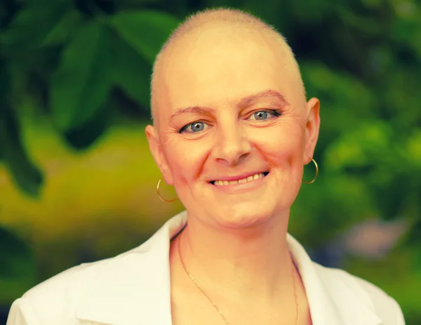 Bald woman - cancer survivor — Stock Photo, Image