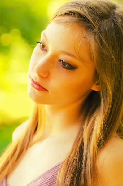 Portrait of the girl in the nature — Stock Photo, Image