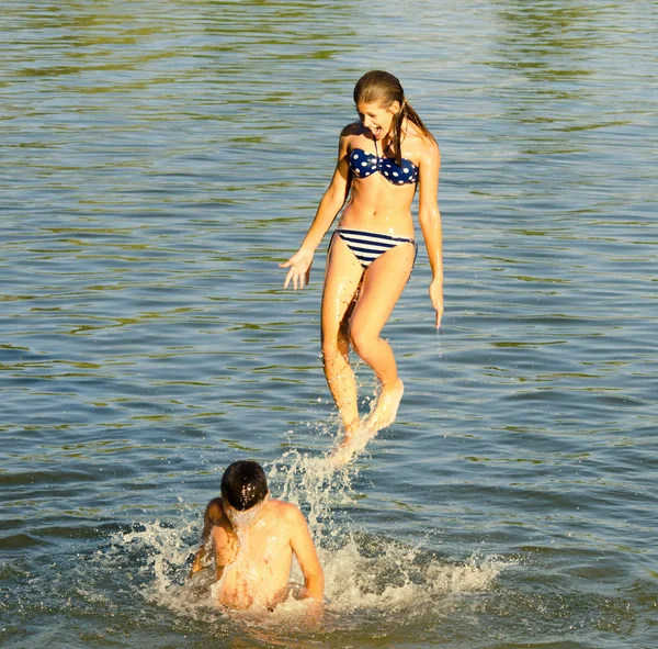 Tienermeisje springen in de rivier — Stockfoto