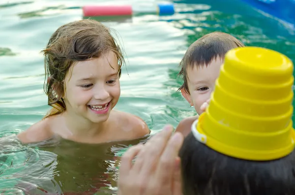 Vader en zijn kinderen spelen in het zwembad — Stockfoto