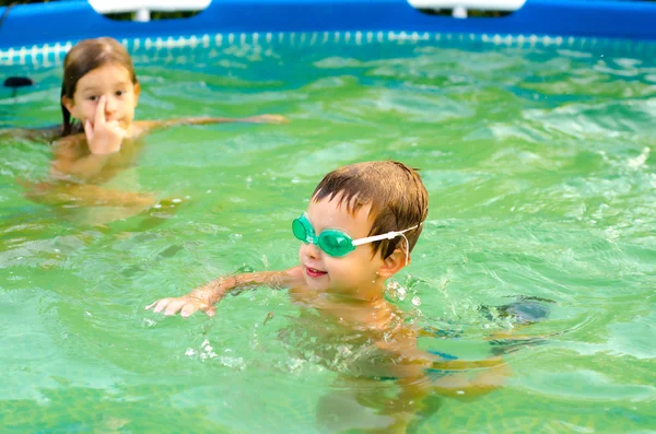 Barn som leker i poolen — Stockfoto