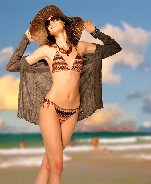 Красива дама на пляжі — стокове фото