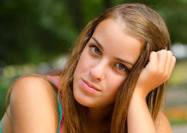 Portrait of the beautiful teenage girl — Stock Photo, Image