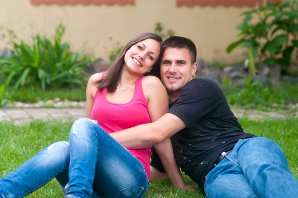 Jovem casal se divertindo no jardim — Fotografia de Stock