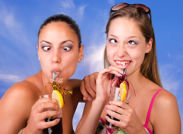 Chicas bebiendo cócteles y haciendo caras —  Fotos de Stock