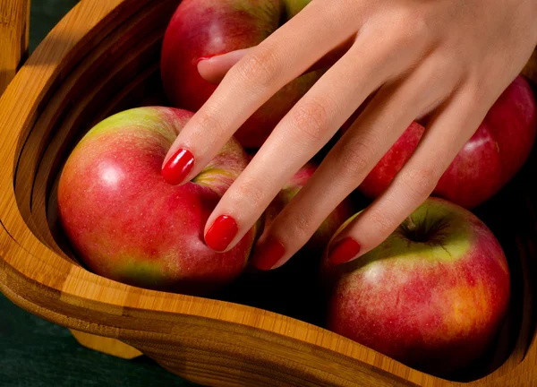 Mano femminile raccolta mela — Foto Stock