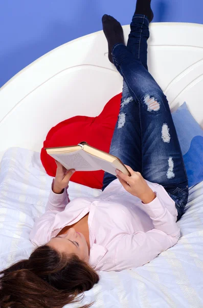 Kız yatakta kitap okumak — Stok fotoğraf