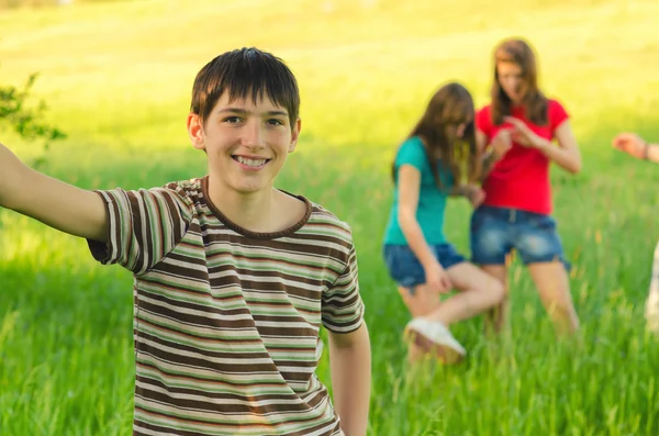 Tiener plezier met zijn vrienden — Stockfoto