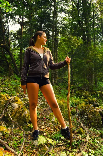 Mladá žena, poznávání přírody — Stock fotografie