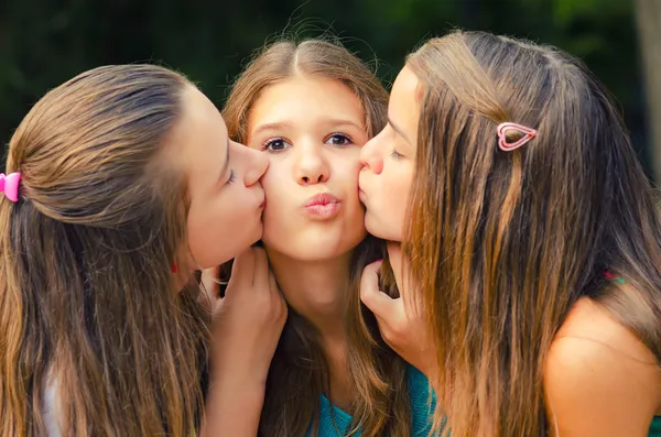 Ragazza adolescente baciato sulle guance — Foto Stock