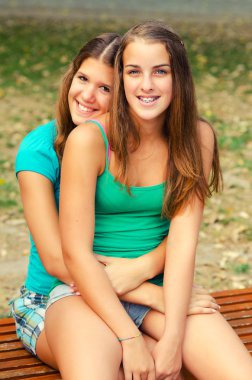 iki genç kızlar eğleniyor