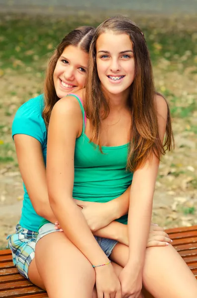 iki genç kızlar eğleniyor