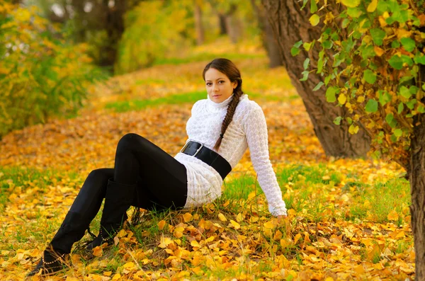 Belle fille dans la forêt d'automne — Photo