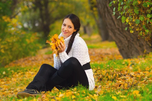 Bella ragazza nella foresta autunnale — Foto Stock