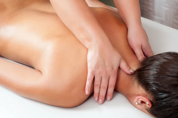 Junge Frauen bekommen Rückenmassage — Stockfoto