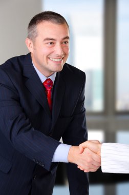 İki işadamı el sıkışıyor