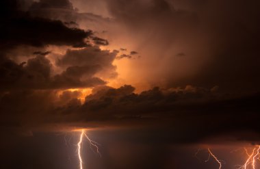 Gök gürültüsü, Lightning'ler ve yağmur