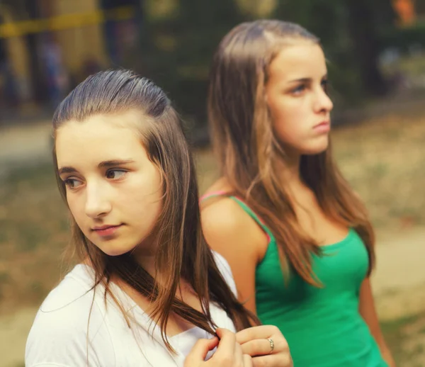 Dos amigos adolescentes en el entorno urbano —  Fotos de Stock