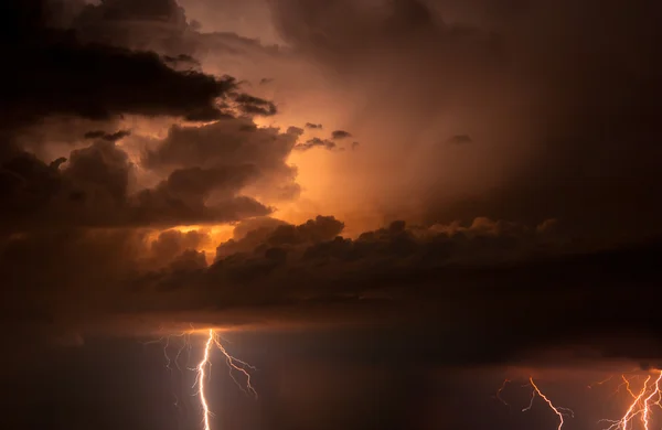 Åska, blixtar och regn — Stockfoto