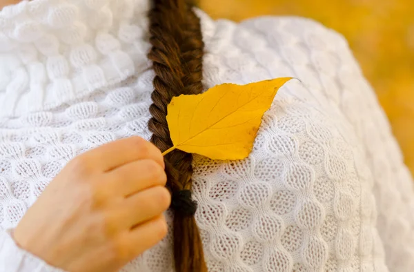 Menina segurando folha de outono — Fotografia de Stock