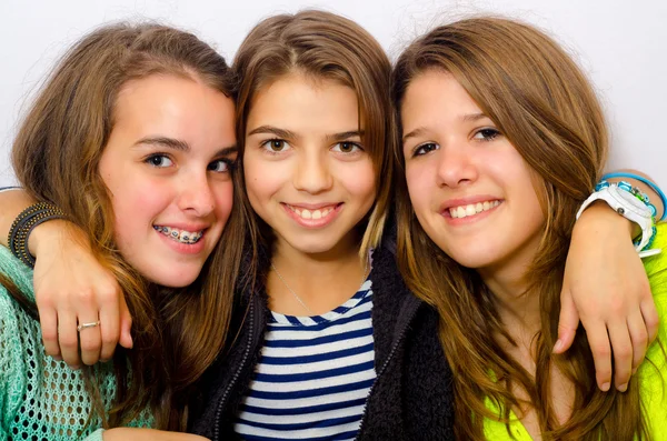 Tres niñas adolescentes felices — Foto de Stock