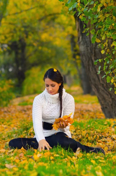 Menina bonita na floresta de outono — Fotografia de Stock