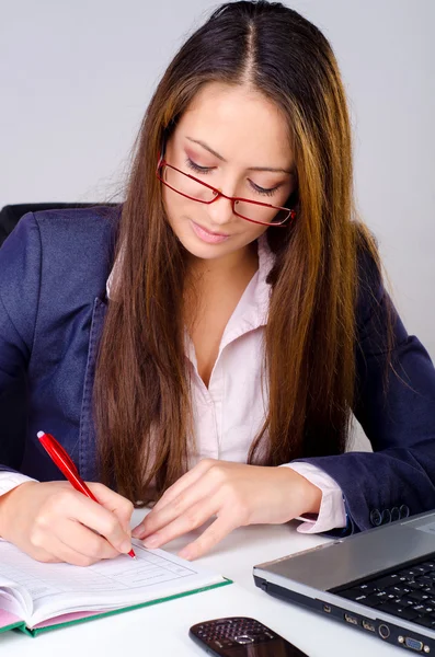 Hermosa mujer de negocios en su oficina . — Foto de Stock