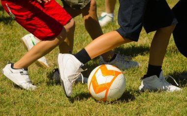 futbol oynayan gençler