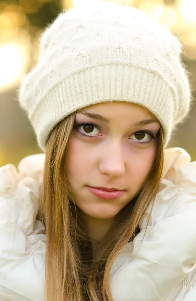 Portrait of the beautiful girl outdoor — Stock Photo, Image
