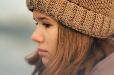 güzel hüzünlü kız portresi