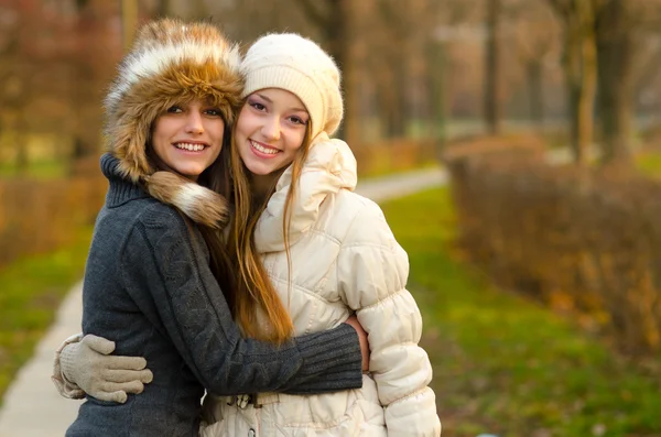 Zwei schöne Mädchen haben Spaß im Freien — Stockfoto