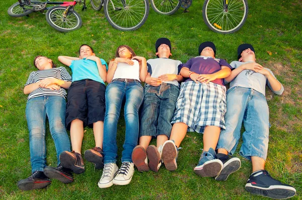 Descansando adolescentes após passeio de bicicleta — Fotografia de Stock