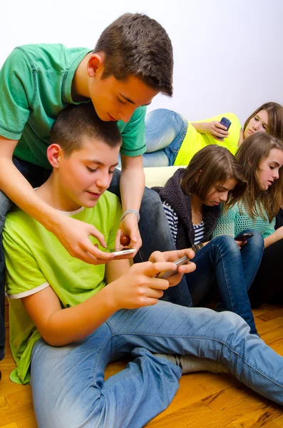 Teenagers using their mobile phones — Stock Photo, Image