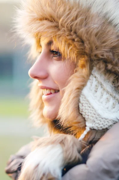 Retrato de la hermosa chica al aire libre en invierno — Foto de Stock