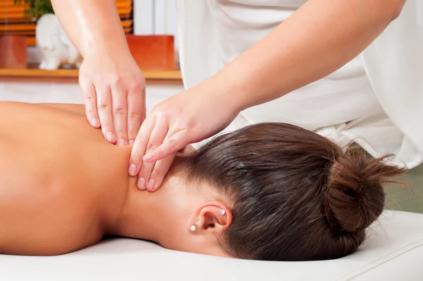 Mujeres jóvenes recibiendo masaje en el cuello — Foto de Stock